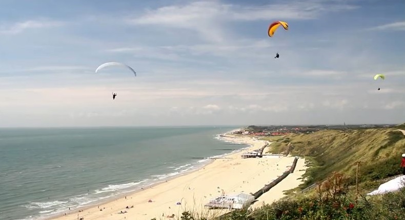 paragliden langs de duinen en de Noordzee