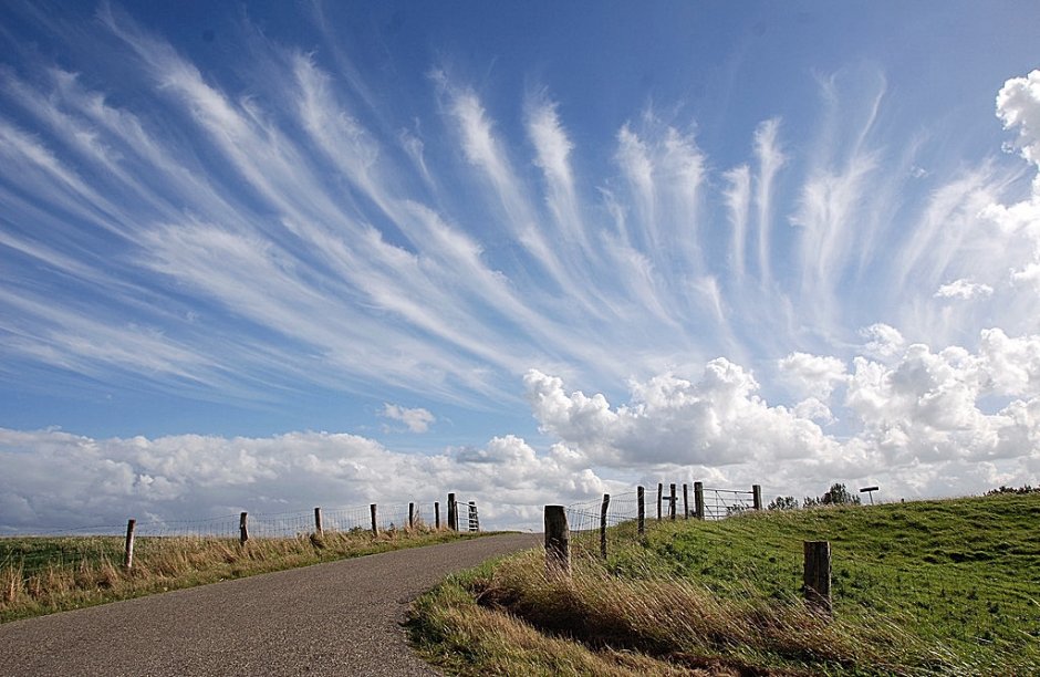 Feldwegen, Weite und blauer Himmel